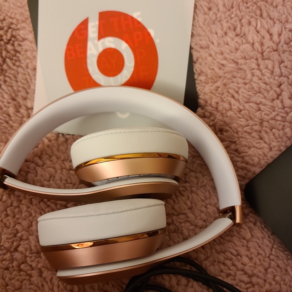 *PRICE FIRM* Beats Solo3 Wireless On-Ear Headphones (Rose Gold) - Picture 2 of 11
